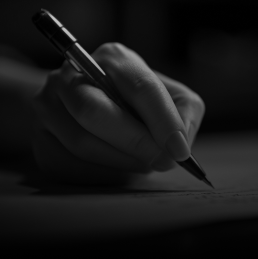 Mão de mulher escrevendo