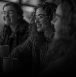 Pessoas conversando e sorrindo