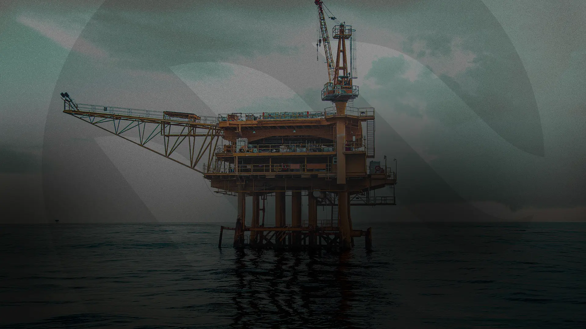 Plataforma de petróleo no meio do oceano com a logo da Wise Up transparente sombreando a imagem.